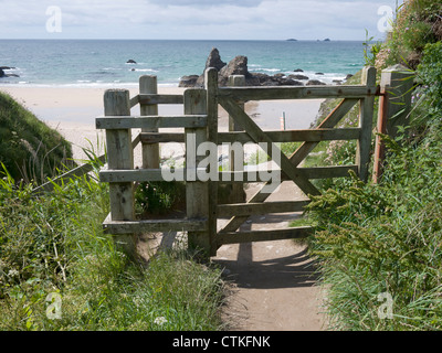 Kissing porta d'ingresso alla spiaggia Porthcothan vicino a St Merryn, Padstow North Cornwall Regno Unito sulla North Cornwall sentiero costiero Foto Stock