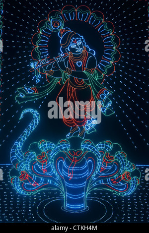 Coloratissima rappresentazione di dio Krishna utilizzando le luci a led, Ganesh Festival di Pune, Maharashtra, India Foto Stock