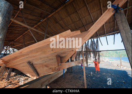 Wera Village, sull isola di Sumbawa in Indonesia, è uno dei pochi boat building villaggi dove le tradizionali barche di legno sono costruiti. Foto Stock
