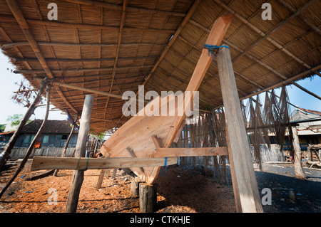 Wera Village, sull isola di Sumbawa in Indonesia, è uno dei pochi boat building villaggi dove le tradizionali barche di legno sono costruiti. Foto Stock