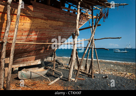 Wera Village, sull isola di Sumbawa in Indonesia, è uno dei pochi boat building villaggi dove le tradizionali barche di legno sono costruiti. Foto Stock