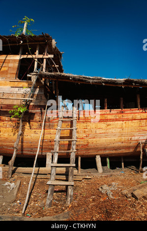 Wera Village, sull isola di Sumbawa in Indonesia, è uno dei pochi boat building villaggi dove le tradizionali barche di legno sono costruiti. Foto Stock