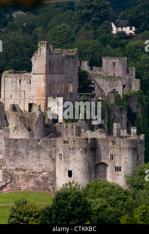 Vista di Chepstow Castle in presenza di luce solare Foto Stock