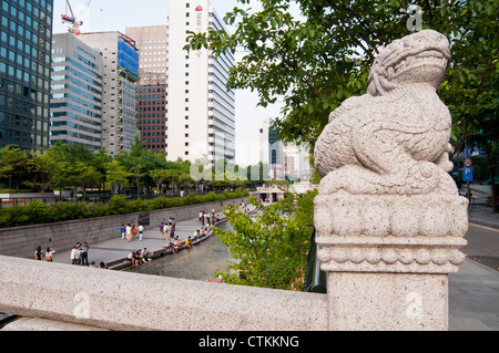 Statua di Pietra della Haechi, Cheonggyecheon, Seoul, Corea Foto Stock