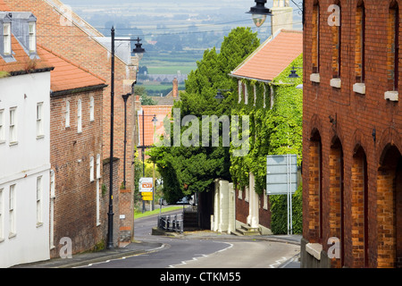 Una vista verso il basso la High Street nella città mercato di Caistor sul bordo del Lincolnshire Wolds Foto Stock