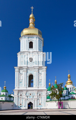 Vista sulla torre campanaria e Saint Sophia Cattedrale attraverso Sophia piazza a Kiev, Ucraina Foto Stock