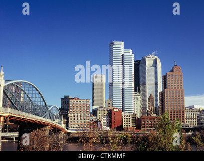 Downtown skyline di Pittsburgh, Pennsylvania, USA con BNY Mellon Center Building da Smithfield Street Bridge Foto Stock