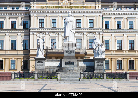 Monumento alla Principessa Olga, Sant'Andrea e l'Apostolo Cirillo e Metodio e costruzione di ucraini Accademia diplomatica di Kiev Foto Stock