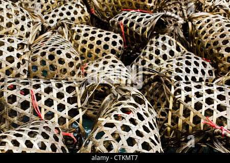 Un palo di bambù cesti sulla terra. Foto Stock