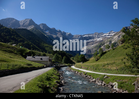 Il Cirque de Gavarnie vista dal ponte al di sopra del Gave de Gavarnie Pirenei francesi Francia Foto Stock