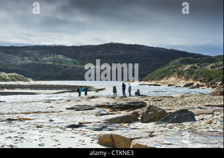 Partecipanti in piedi vicino alla bocca del Fiume Margaret in Australia Occidentale Foto Stock