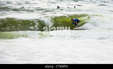 Un surfista al largo di Margaret River in Australia Occidentale Foto Stock