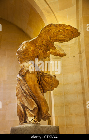 Statua della Vittoria Alata 'Victoire de Samotracia" al Musée du Louvre, Parigi Francia Foto Stock