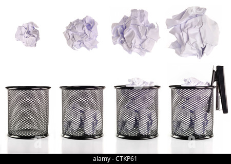 Cestino pieno di carta e raccolta di varie sfere Foto Stock