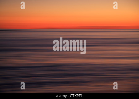 Impressionistica raffigurazione di vivacemente colorato tramonto sull'oceano e Mahe in Seychelles Foto Stock