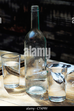 Bicchieri di acqua su un tavolo per esterno Foto Stock