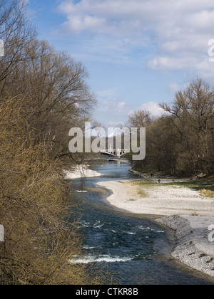 Il fiume Isar fluente attraverso Monaco di Baviera Germania Foto Stock