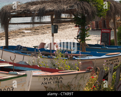 Greco-pesca barche sulla spiaggia in Calcidica Grecia Foto Stock