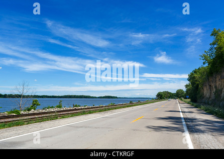 Il grande fiume Road (MO 78) lungo il fiume Mississippi tra Annibale e St Louis, Missouri, Stati Uniti d'America Foto Stock