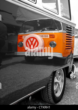 La riflessione di una vw hippy volkswagon bus Foto Stock