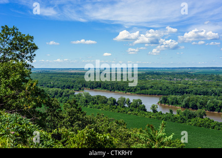 Vista sul fiume Mississippi da un belvedere sul grande fiume Road (MO) 78 tra Annibale e St Louis, Missouri, Stati Uniti d'America Foto Stock