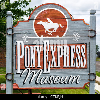 Segno al di fuori del Pony Express Museum, San Giuseppe, Missouri, Stati Uniti d'America Foto Stock