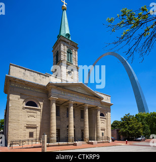 La vecchia cattedrale (la Basilica di San Luigi, re di Francia) con il Gateway Arch dietro, St Louis, Missouri, Stati Uniti d'America Foto Stock