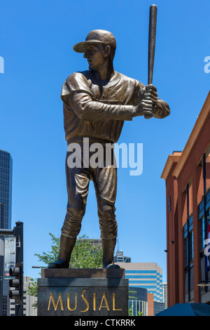 Statua di St Louis Cardinals Baseball player "tan il Man' Musial al di fuori il Busch Stadium, St Louis, Missouri, Stati Uniti d'America Foto Stock