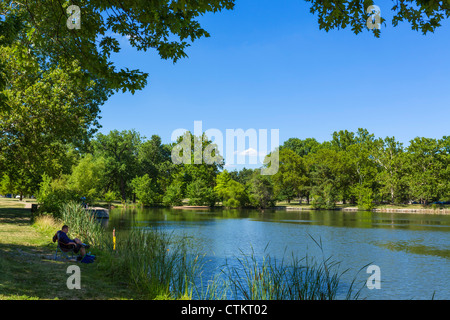 Pesca sul lago di Jefferson in Forest Park, St Louis, Missouri, Stati Uniti d'America Foto Stock