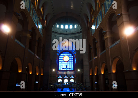 Dettaglio dal Santuario Nazionale di Aparecida do Norte, un sacerdote durante la massa Foto Stock