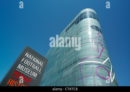 Il segno segnaletica del Museo Nazionale del Calcio (Urbis) in Manchester su un cielo chiaro soleggiata giornata estiva. Foto Stock