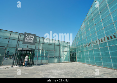 Un visitatore entra nel Museo Nazionale del Calcio (Urbis) in Manchester su una chiara soleggiata giornata estiva. Foto Stock