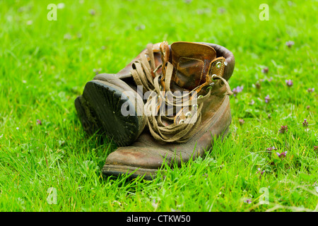 Coppia di vecchi indossato stivali in erba Foto Stock