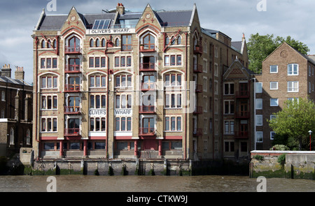 Olivers Wharf sulle rive del fiume Tamigi a Londra Foto Stock