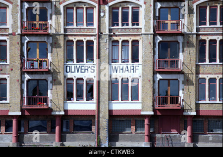 Olivers Wharf sulle rive del fiume Tamigi a Londra Foto Stock