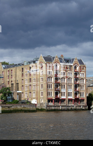 Olivers Wharf sulle rive del fiume Tamigi a Londra Foto Stock