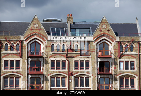 Olivers Wharf sulle rive del fiume Tamigi a Londra Foto Stock