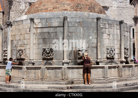 Persone acqua potabile dalla grande Onofrio Fontana in Dubrovnik Croazia Foto Stock