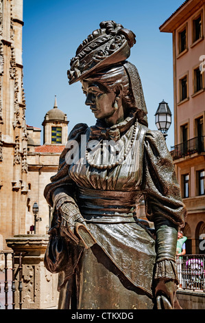 Statua di La Regenta, opera letteraria di Leopoldo Alas Clarín, di fronte alla Cattedrale di San Salvador nella città di Oviedo, Asturias, Spagna Foto Stock