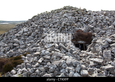 Isola di North Uist, Scozia. Il Neolitico chambered cairn Barpa Langass su Beinn Langais. Foto Stock