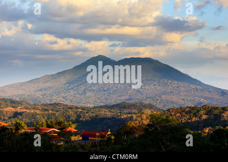 Vista del vulcano Mombacho dal Catarin mirador. Gli edifici del villaggio in primo piano. in Nicaragua Foto Stock