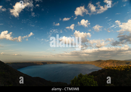 Vista del paesaggio del lago del cratere del vulcano dormiente della Laguna de Apoyo a La Laguna del Nicaragua. Foto Stock