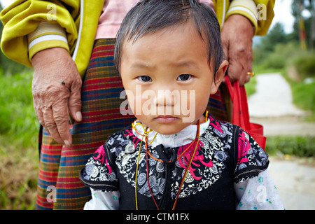 Il Bhutan, Thimphu, Ritratto di bambino bhutanesi in abito tradizionale Foto Stock