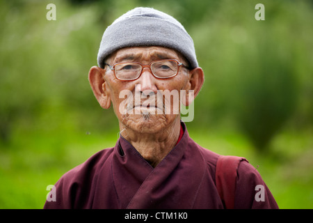 Ritratto di un anziano bhutanesi monaco buddista Foto Stock
