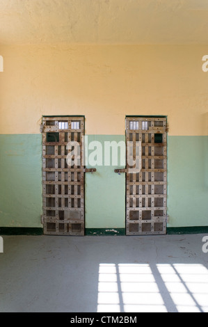 Cella di prigione porte nel reparto femminile, al vecchio Stato di Idaho Penitenzieria, Boise, Idaho, Stati Uniti d'America. Foto Stock