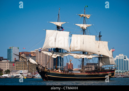 Una replica del sistema HMS Bounty vele durante il 2012 Tall Ships festival di Halifax, Nova Scotia. Foto Stock