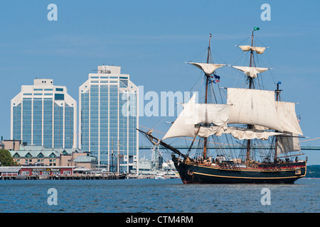 Una replica del sistema HMS Bounty vele durante il 2012 Tall Ships festival di Halifax, Nova Scotia. Foto Stock