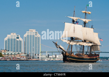 Una replica del sistema HMS Bounty vele durante il 2012 Tall Ships festival di Halifax, Nova Scotia. Foto Stock