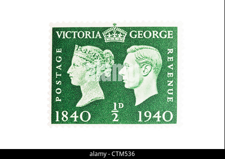 Un Queen Victoria e King George VI halfpenny green 1/2D francobollo su sfondo bianco Foto Stock