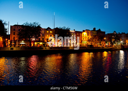 Una notte di scena di strada che guarda sul fiume Liffey a 31 N4, Dublino, Co. Dublino, Irlanda Foto Stock